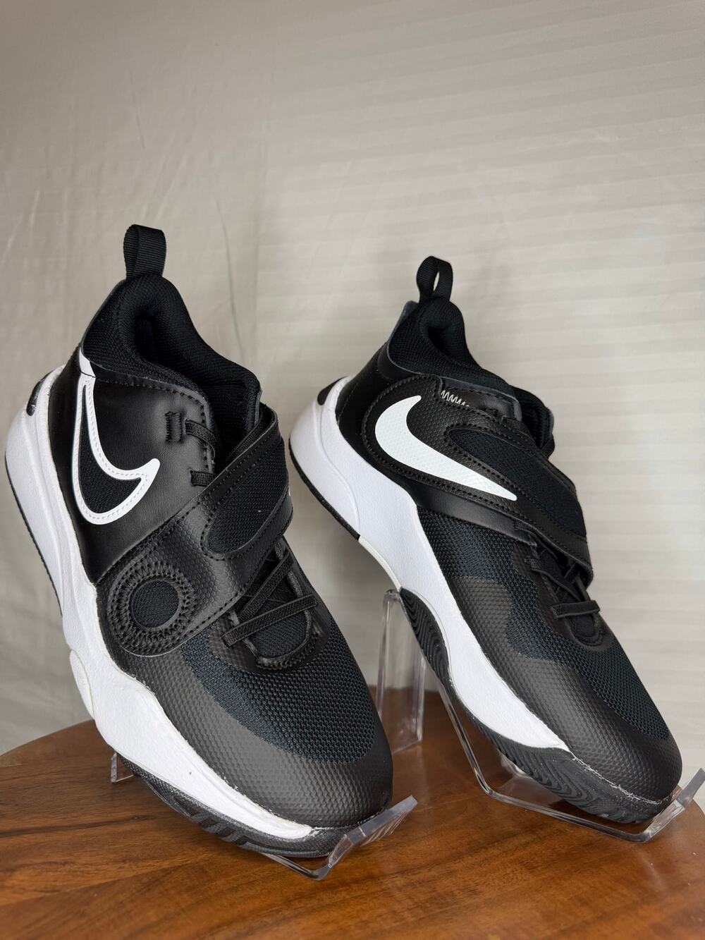 Nike Team Hustle D 11 GS Black White Basketball Shoes Youth 7Y Women’s 8.5 NWT